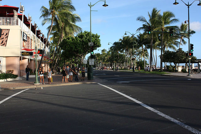 ハワイの大通りと海